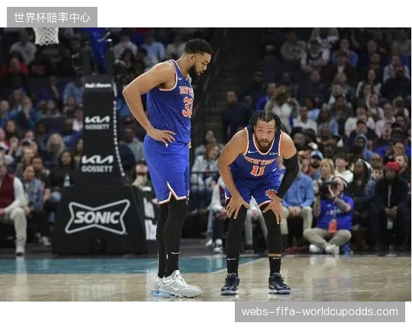 尼克斯相比去年季后赛进攻端全面升级,阿努诺比和唐斯的加盟极大提升了球队的空间感。 尼克斯相比去年季后赛进攻端全面升级,阿努诺比和唐斯的加盟极大提升了球队的空间感。
